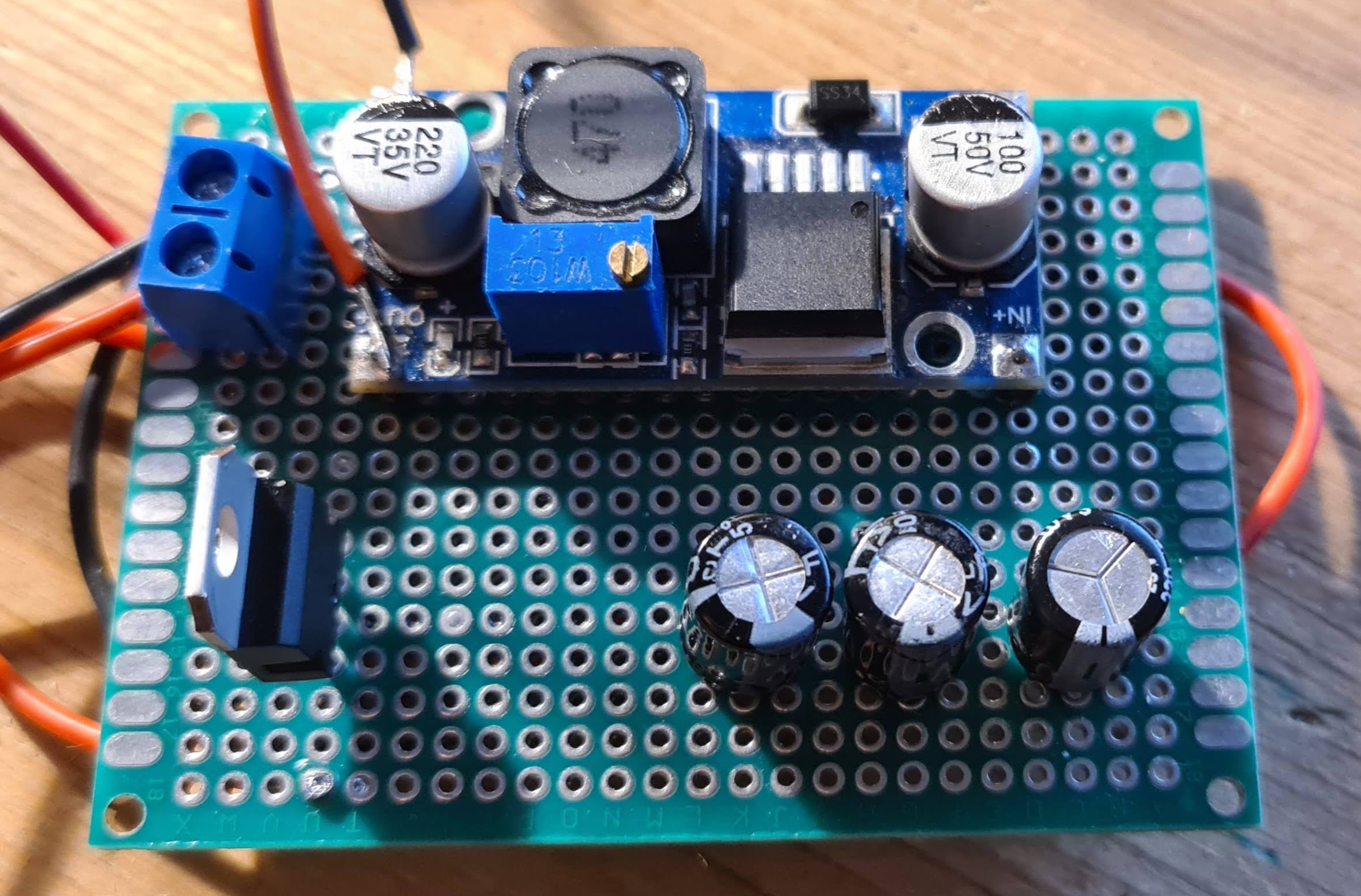 Scheda di alimentazione 5V con LM7805 e 4.2V con LM2596